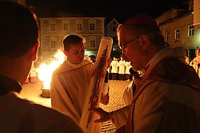 Bischof Gregor Maria bei der Feuerweihe (Foto: M. Schneider)