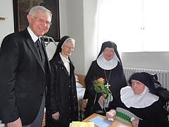 Sr. Wunibalda mit M. Franziska, Sr. Cornelia Böhm und Dompfarrer J. Blomenhofer