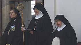 Äbtissinenweihe: Schwester Hildegard Dubnick (Mitte) im Kloster St. Walburg pde-Foto: Johannes Heim