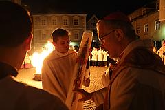 Bischof Gregor Maria bei der Feuerweihe (Foto: M. Schneider)