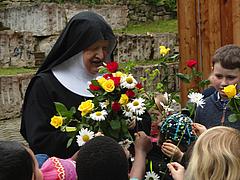 die Kinder überreichen M. Franziska ihre Blumen