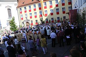 Die Prozession auf dem Klosterhof (Foto: M. Schneider)