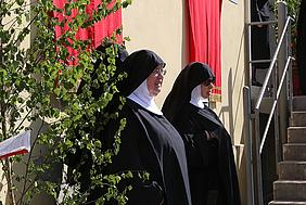 einige Mitschwestern haben sich vor der Klostertür eingefunden (Foto: M. Schneider)